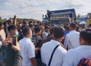 Ratusan Sopir Truk Memblokade Jalan Bundaran GMS Macet Total